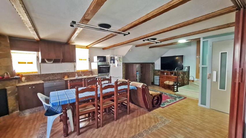 SE VENDE BUNGALOW ADOSADO DE 3 PLANTAS CON ASCENSOR EN PETRER photo 0