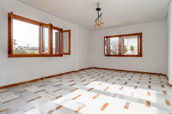 Magnífico chalet de 1000 m2 con 295 m2 construidos, piscina, jardines y patios photo 0