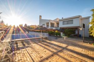 Unifamiliar En venta en Área De Granada, Huetor Vega photo 0