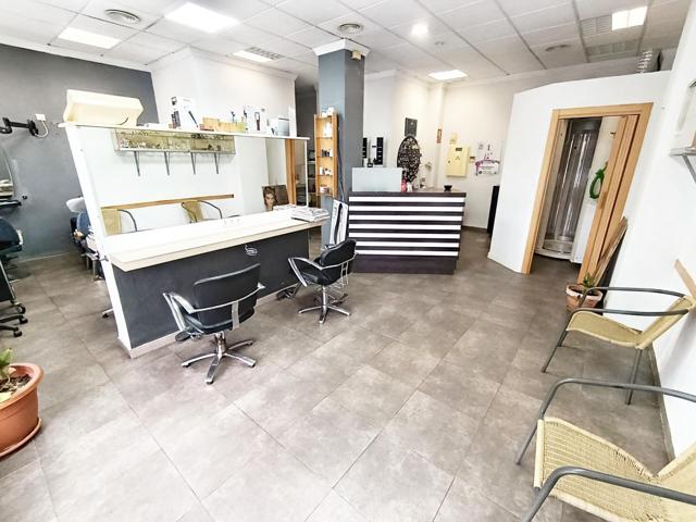 Peluquería + Estética + Barbería en traspaso en pleno centro de Moncada (Valencia) photo 0