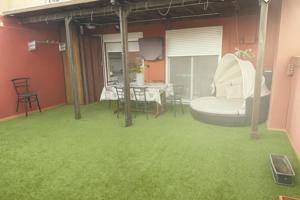 Ático luminoso con terraza, garaje y trastero en zona tranquila photo 0