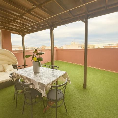 Ático luminoso con terraza, garaje y trastero en zona tranquila photo 0