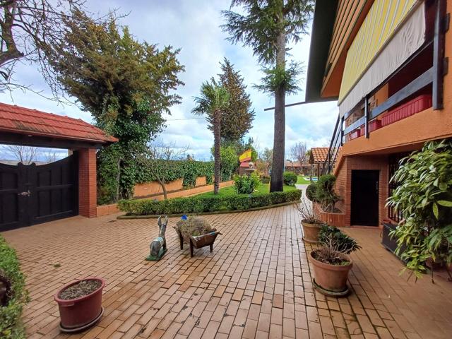 Chalet independiente en parcela privada con jardín y piscina a 8 minutos de León. photo 0