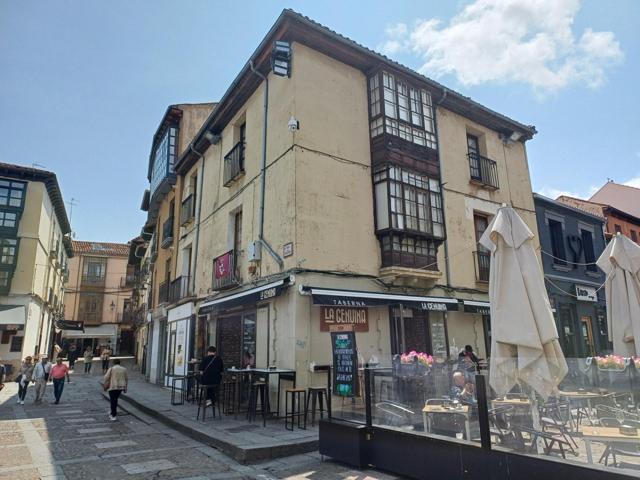 Edificio con encanto en plena Plaza de San Marcelo en el centro de León. photo 0