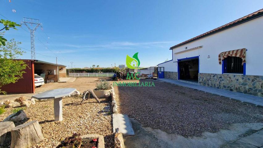 Chalet con gran parcela, piscina y ubicación inmejorable photo 0