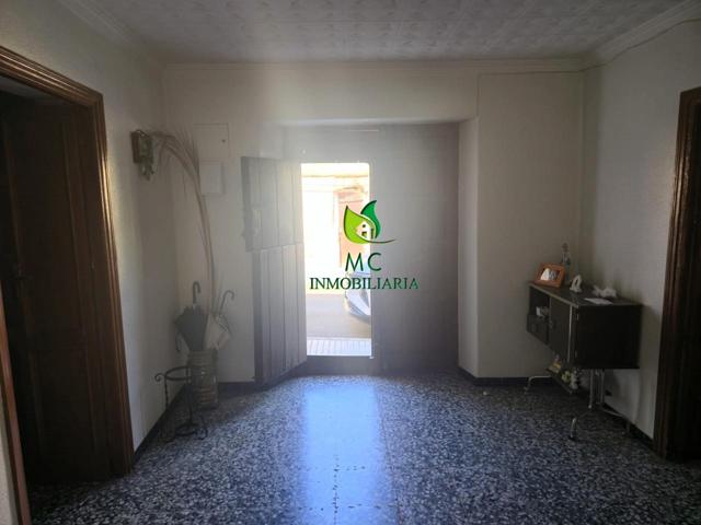 Convierte esta casa en el proyecto perfecto: amplia, con patio y gran potencial photo 0