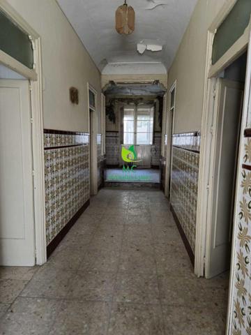 ¡Vivienda con Gran Potencial: ¡Hazla Tuya en el Centro de la Ciudad! photo 0