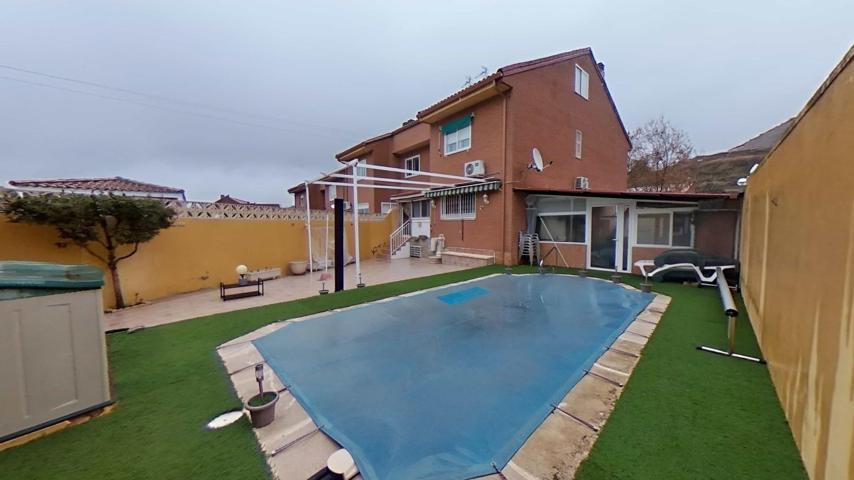 ¡DISPONIBLE!! Se Vende Chalet pareado en esquina, de 5 habitaciones con piscina en Villalbilla. photo 0