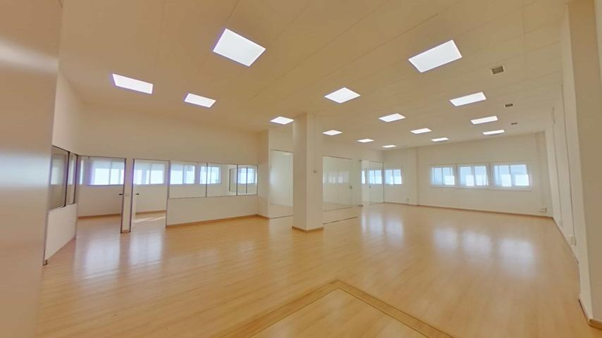 Se ALQUILA OFICINA, perfecta para establecer tu negocio en unos 208 m2, muy espaciosa y con mucha luz natural. photo 0