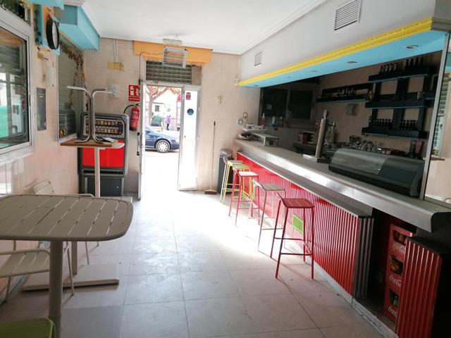 ¡SE VENDE!! Local Comercial como Bar actualmente (sin salida de humos) en la Zona de los Almendros. photo 0
