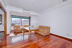 🏡 Donde la Elegancia Se Encuentra con la Ciudad 💼 Piso Premium en Zona de Alta Demanda de Granada photo 0