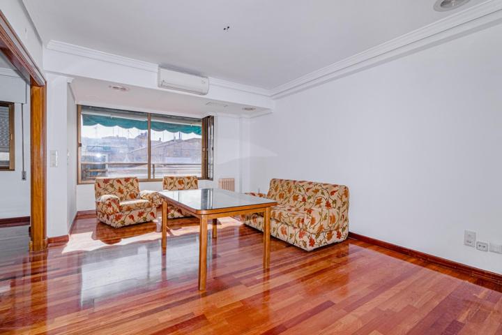 🏡 Donde la Elegancia Se Encuentra con la Ciudad 💼 Piso Premium en Zona de Alta Demanda de Granada photo 0