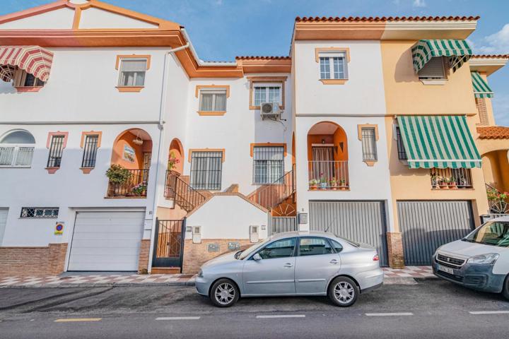 ¡Oportunidad en La Zubia! Casa adosada con sótano habilitado y terraza photo 0