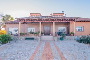 Chalet independiente en venta en Camino Fte. Vaqueros-Pedro Ruiz photo 0