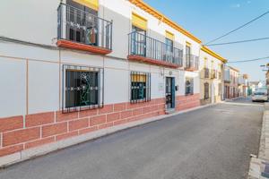 “Casa con patio y 7 dormitorios en el centro de Alomartes - Ideal para familias” photo 0