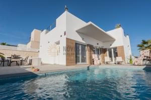 Villa moderna de 2 dormitorios con piscina privada en Benijófar photo 0