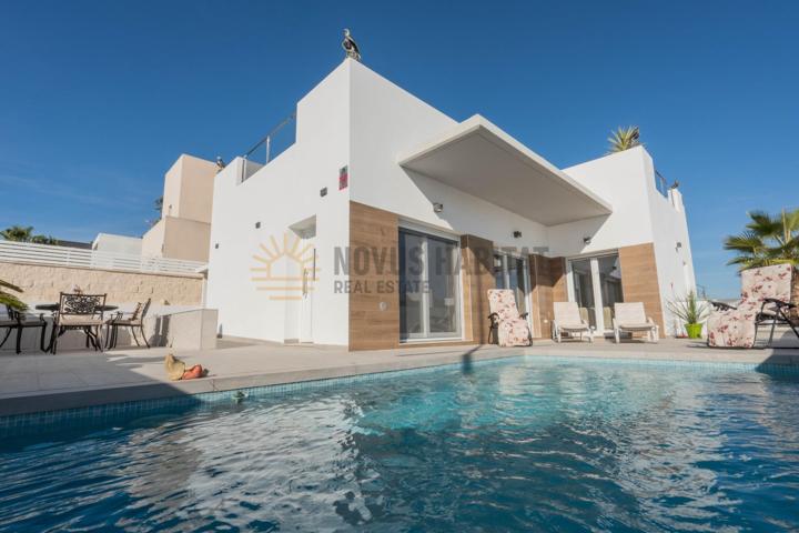 Villa moderna de 2 dormitorios con piscina privada en Benijófar photo 0