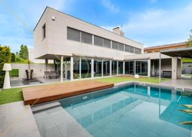 Espectacular casa de diseño de 450m2 en zona Golf-Can Trabal - Sant Cugat del Vallès photo 0