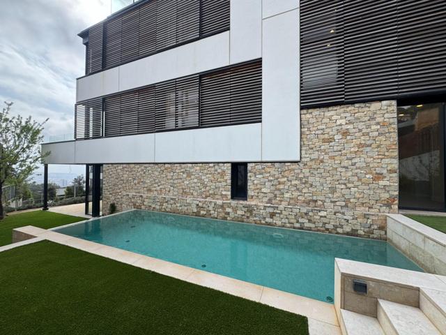 Espectacular casa de 500 m2 y jardín con piscina de recién construcción con las mejores vistas photo 0