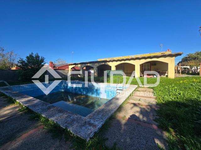 Magnífico chalet independiente situado en Urb. La Laguna, Palomares del Río. photo 0