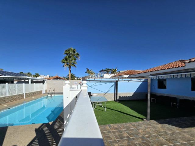 Vivienda con jardín y piscina comunitaria. photo 0