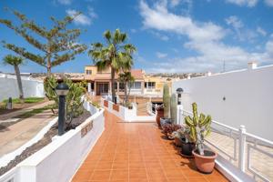 Casa - Chalet en venta en Costa Calma de 775 m2 photo 0