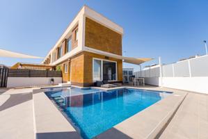 Chalet semi-independiente con piscina privada photo 0