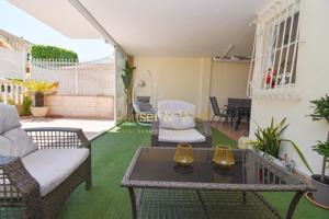 Chalet en esquina con piscina y jardin photo 0