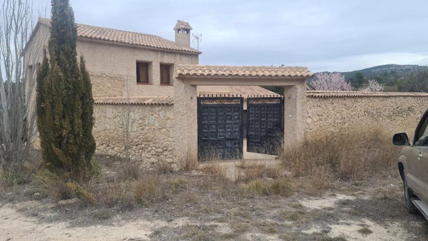 Finca con Masía en Biar Maravilloso Paisaje y 300.000 mts photo 0