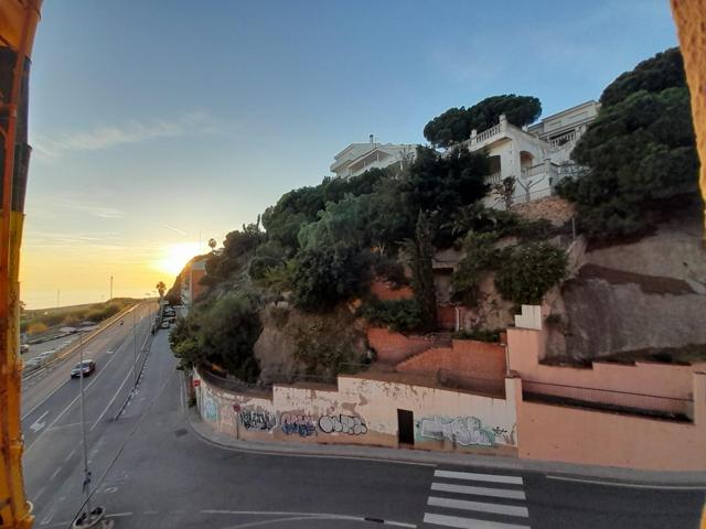 PRECIOSO PISO REFORMADO, DELANTE DEL MAR!! photo 0