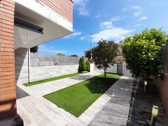 Preciosa casa adosada con jardin y vistas a mar!! photo 0