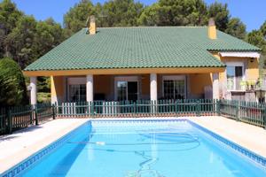 Chalet con piscina y pista de padel a la venta en Alcoy photo 0