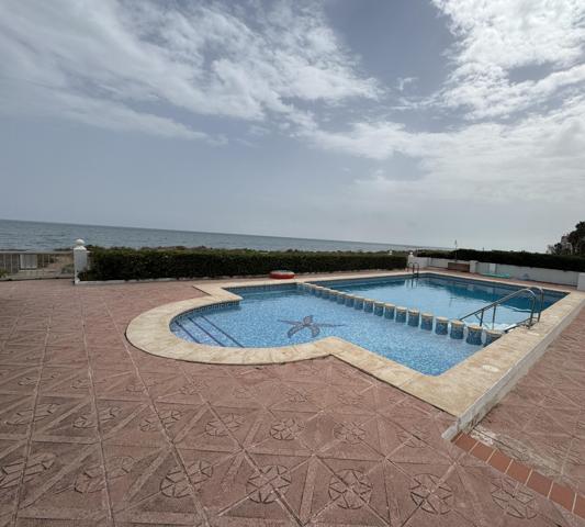 EXCLUSIVO CHALET DE LUJO EN 1ª LINEA DE PLAYA, FRENTE AL MAR DONDE LA ELEGANCIA Y NATURALEZA SE UNEN A LA PERFECCIÓN photo 0