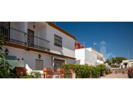 Pareada con 4 dormitorios y garaje en la zona de Regla en Chipiona photo 0