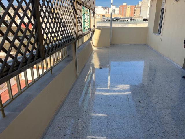 En alquiler ático sin amueblar en el centro de Almería photo 0