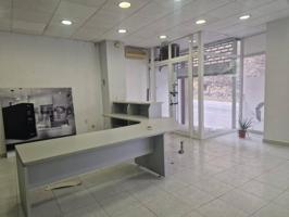 LOCAL COMERCIAL EN VENTA DE 135 M2  CON AMPLIO ESCAPÀRATE DE EN VIA SANT IGNASI-MANRESA- photo 0