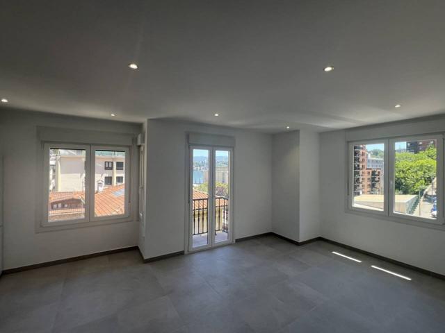 Vivienda de 4 dormitorios con reforma integral y vistas a la bahía.!! photo 0