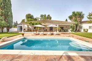 Villa En venta en Estepona photo 0