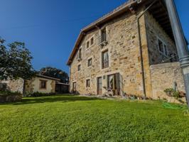 Casa rural de piedra con jardín y vistas abiertas, perfecta para vivir o invertir photo 0