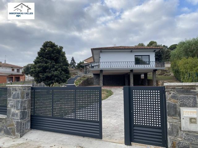 OPORTUNIDAD CASA A ESTRENAR!! PINEDA FEU DE 4 DORMITORIOS DOBLES Y SALON DE 50 M2 CON GARAJE DE 4 COCHES . photo 0