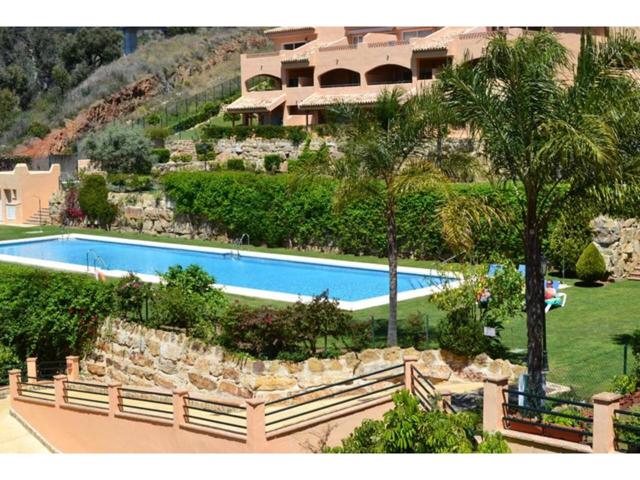 Piso en alquiler en Elviria photo 0