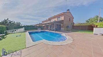 Encantadora Casa Pareada en Cabanillas de la Sierra con Piscina y Vistas Espectaculares photo 0