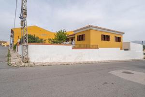 Magnífico chalet de 1000 m2 con 295 m2 construidos, piscina, jardines y patios photo 0