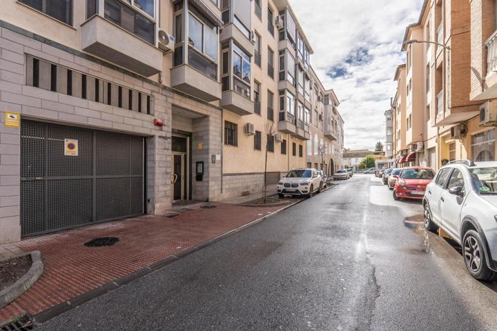 Precioso piso de 3 dormitorios, 2 baños, balcón y 2 plazas de garaje en Santa Fe photo 0