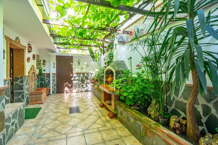 Casas de dos plantas con garaje y patio reformado en Bobadilla photo 0