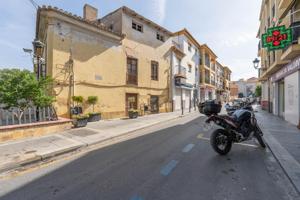 Casa de tres plantas con 288 m2 a reformar frente al Ayuntamiento de Ogíjares photo 0