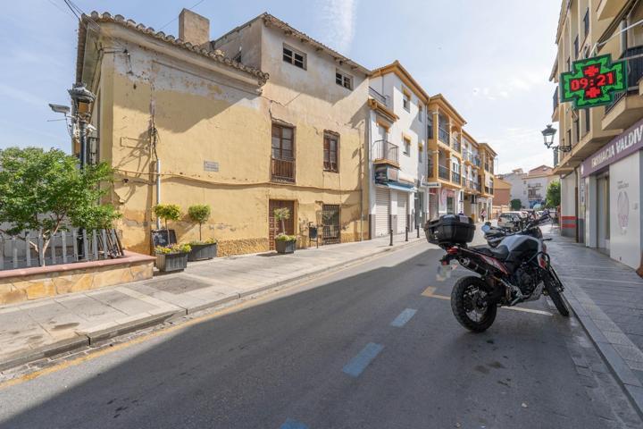 Casa de tres plantas con 288 m2 a reformar frente al Ayuntamiento de Ogíjares photo 0