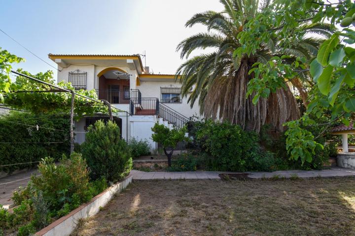 Villa con 3 viviendas en urbanización El Puntal photo 0