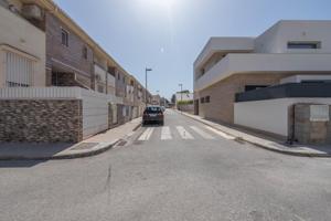 Atractivo Adosado en Belicena con Patio, Garaje y Piscina Comunitaria photo 0