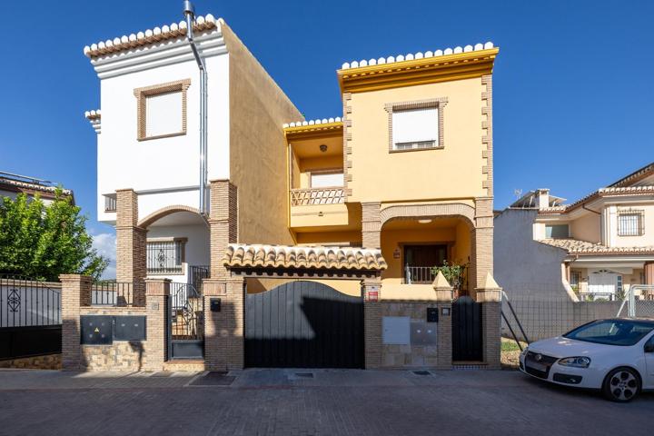 Adosado con piscina, en la mejor zona de Pulianas. photo 0